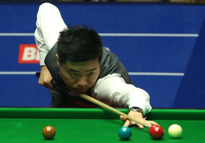 一双褴褛的 一双褴褛的